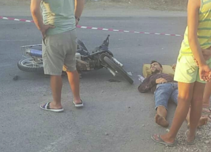 FOTO/ Aksident i tmerrshëm, e përplas makina, motorristi fluturon në ajër