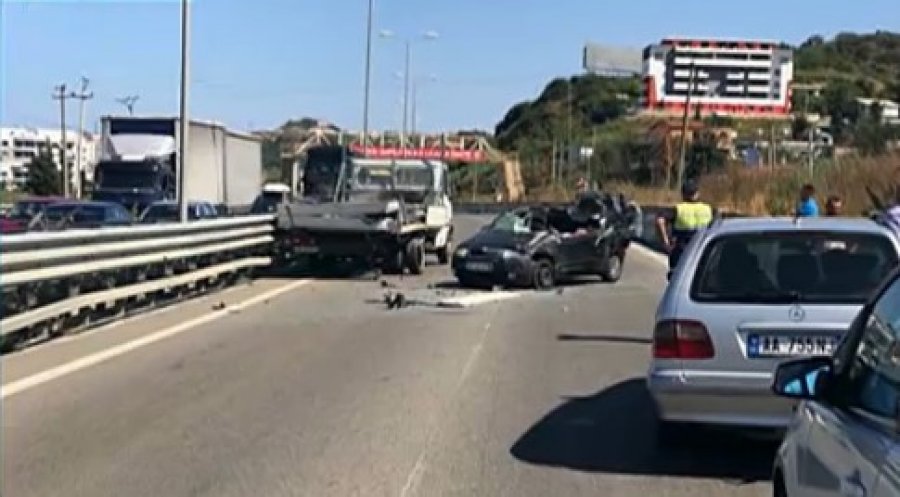 FOTO/ Ja pamjet nga aksidenti Kavajë-Durrës, ku vdiq 21 vjeçari