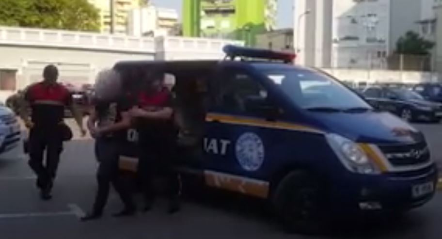 VIDEO & EMRI/ Rinas, pakot me armë arrestohet një person në kërkim një tjetër