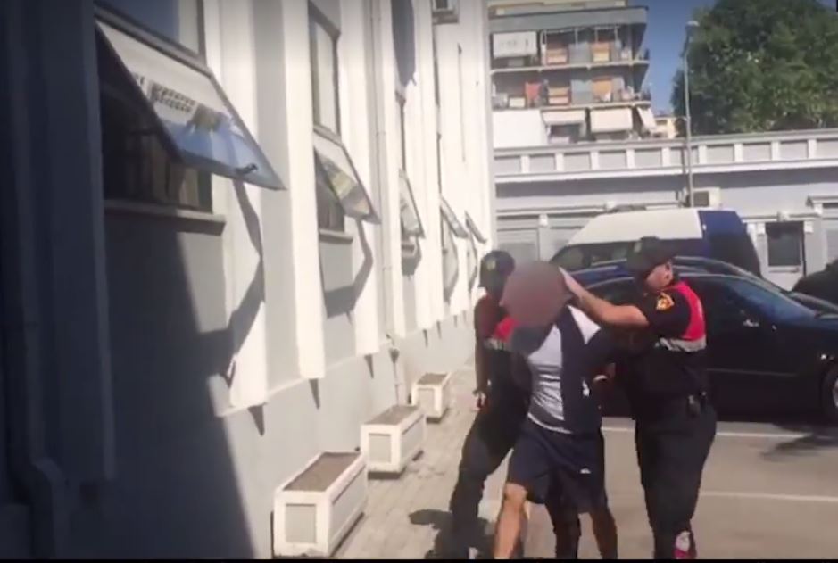 VIDEO & EMRI/ Prangoset shitësi i kokainës, ofronte shërbim me biçikletë