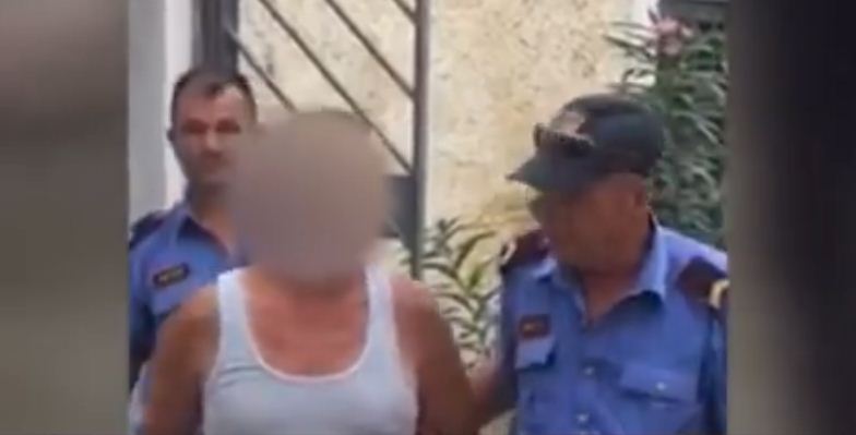 VIDEO/ Arrestohet kultivuesi kanabisit, Policia nuk i lë kohë as të vishet