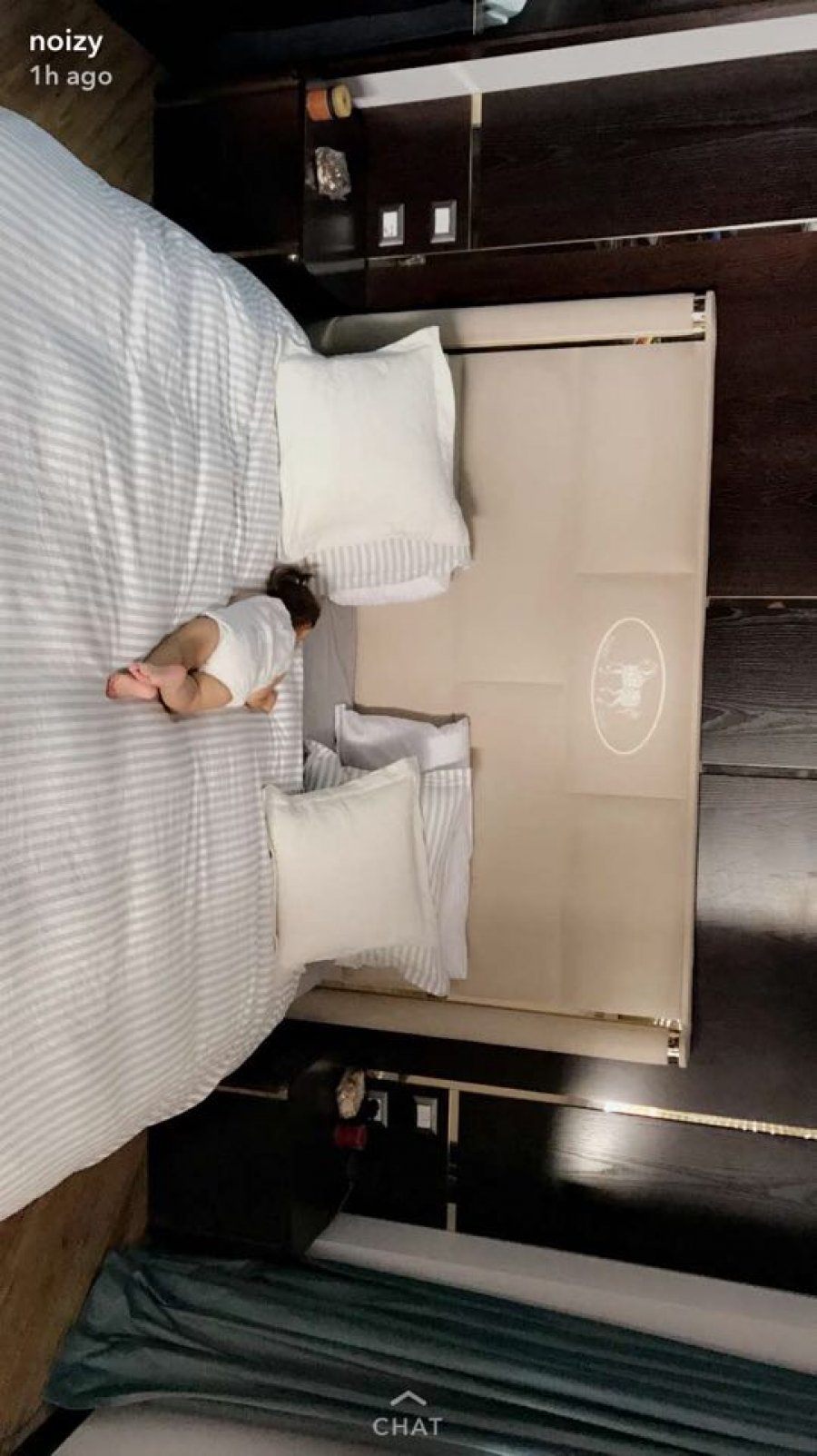 Noizy na prezanton me njeriun që i zbukuron shtratin