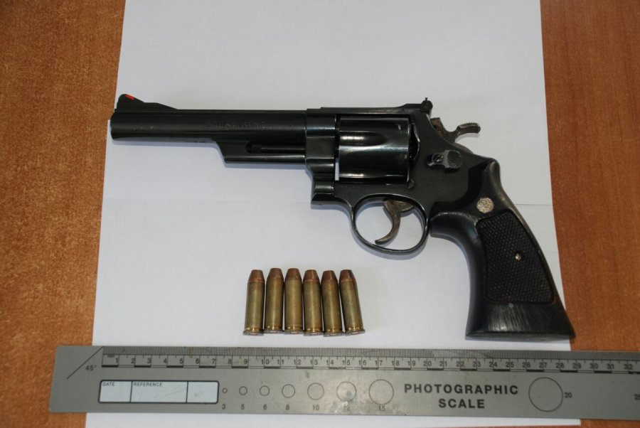 FOTO/ I gjejnë pistoletën me mulli me 6 fishekë, arrestohet Çapia nga Elbasani