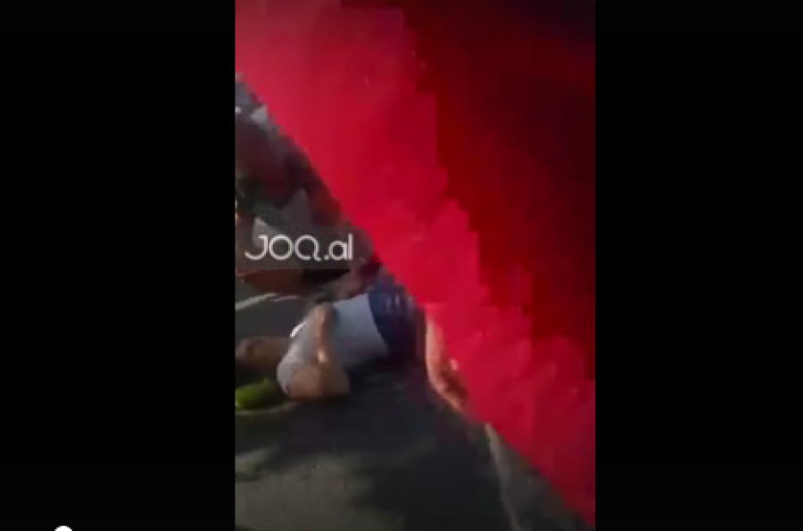 VIDEO – PAMJE TË RËNDA/ Makina përplas gruan në mes të rrugës, por e keqja nuk mbaron me kaq…