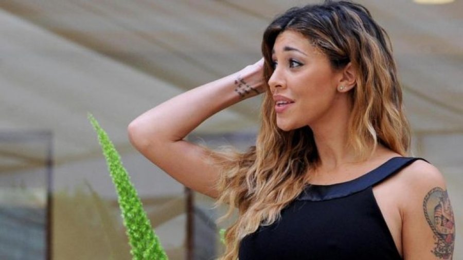 Belen Rodriguez nxirret nga avioni, ja arsyeja