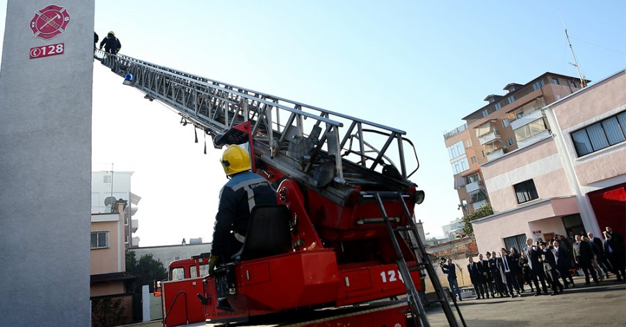 Fier, shpërthen në flakë posta