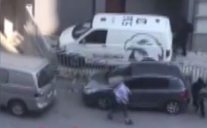 VIDEO/ Si u vodh banka në Prishtinë në mes të ditës, shikoni grabitësit me thasë me para