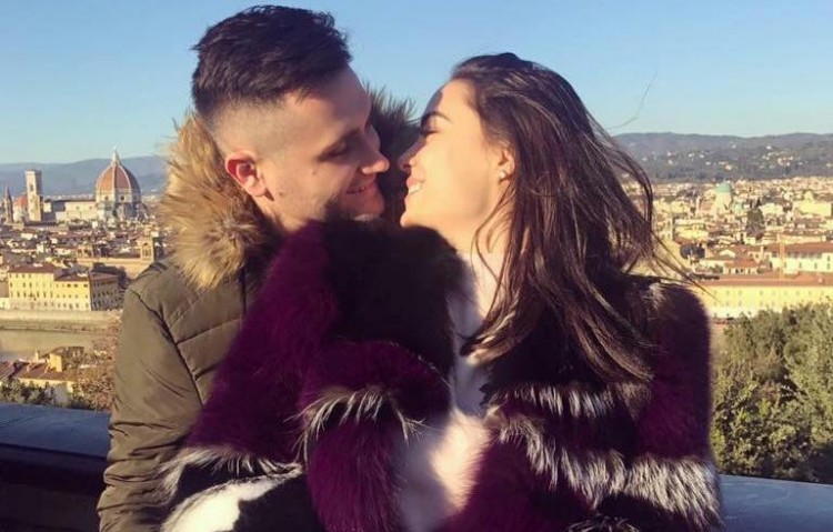 Dalin detaje nga dasma madhështore e Besit dhe  Xhensilës, politikanë e njerëz të famshëm në ceremoni