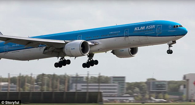 VIDEO/ E frikshme, avioni Boeing 777 dështon në ulje