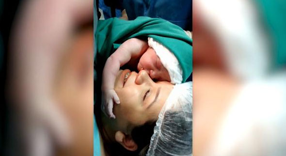 Brazil, e porsalindura nuk shkëputet nga nëna, pamjet bëhen virale