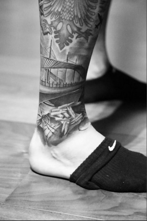 FOTO GALERI / Kryevepër e Valon Behramit, bën tatuazh në këmbë të gjithë jetën e tij në Kosovë