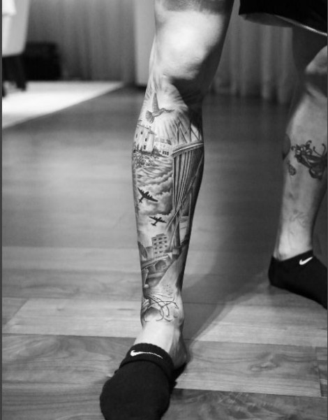 FOTO GALERI / Kryevepër e Valon Behramit, bën tatuazh në këmbë të gjithë jetën e tij në Kosovë