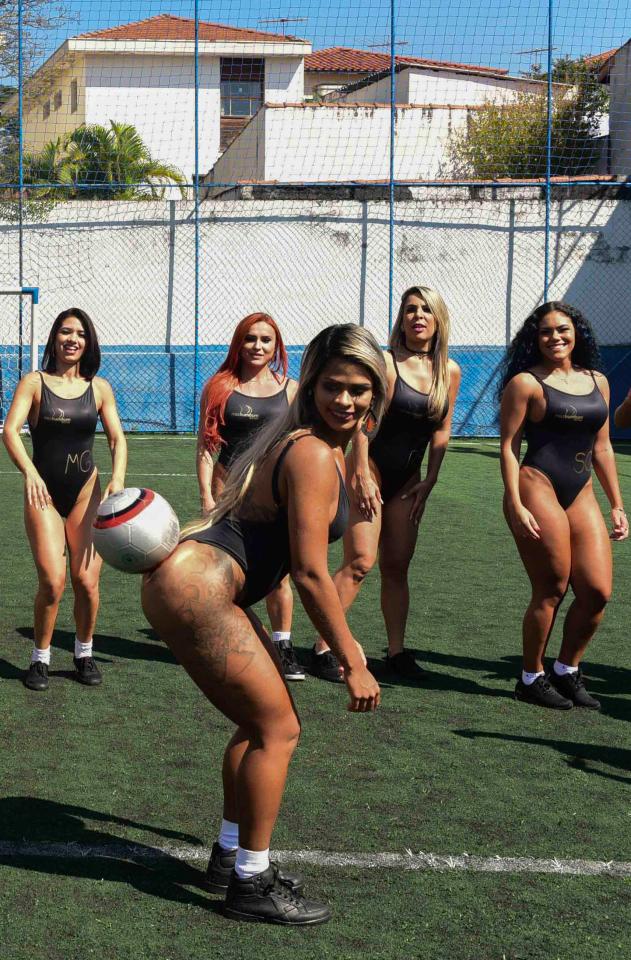 FOTO/ Konkurrentet e Miss BumBum luajnë futboll me….të pasme
