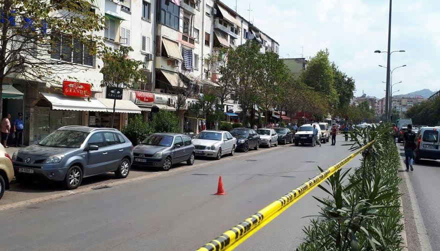 FOTO/Çanta e madhe alarmon policinë e Tiranës