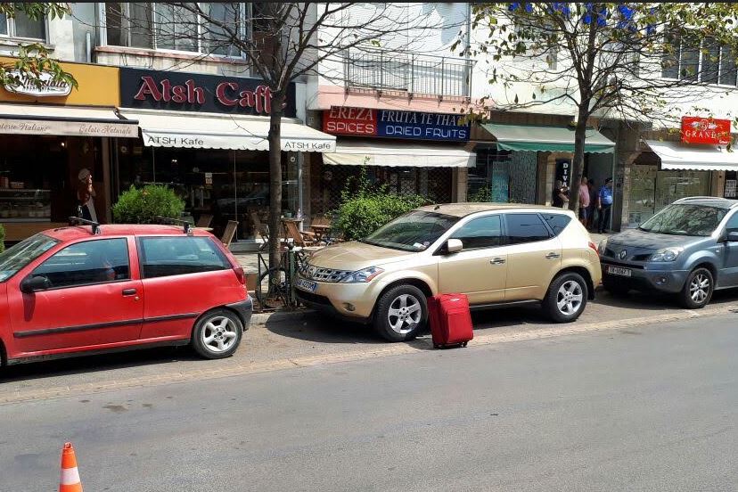 FOTO/Çanta e madhe alarmon policinë e Tiranës