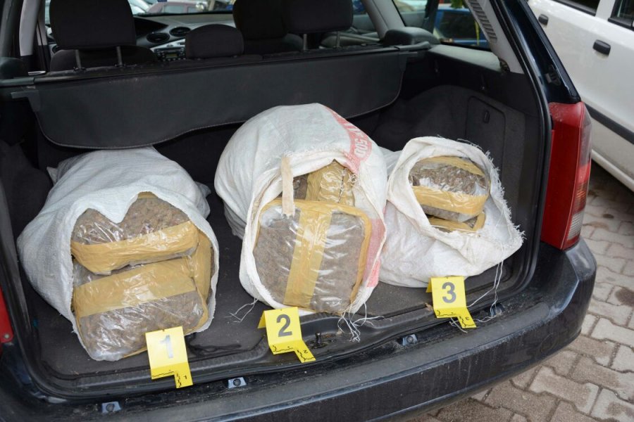 EMRA & FOTO GALERI/ Dibër, “Transportuesi” arreston dy vëllezër me makinën mbushur me drogë