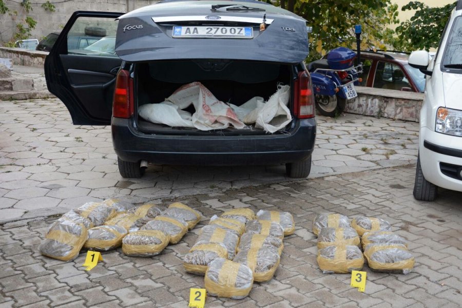 EMRA & FOTO GALERI/ Dibër, “Transportuesi” arreston dy vëllezër me makinën mbushur me drogë
