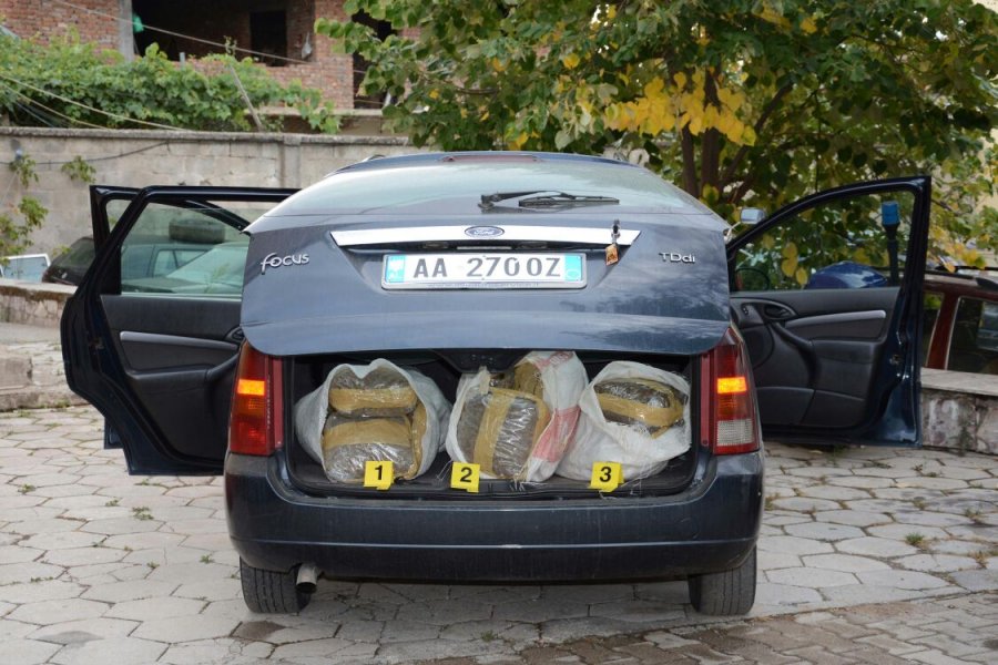 EMRA & FOTO GALERI/ Dibër, “Transportuesi” arreston dy vëllezër me makinën mbushur me drogë