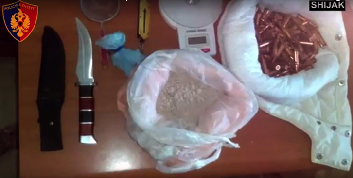 VIDEO/ Shijak, gjenden heroinë e municione, shpallet në kërkim i zoti i shtëpisë