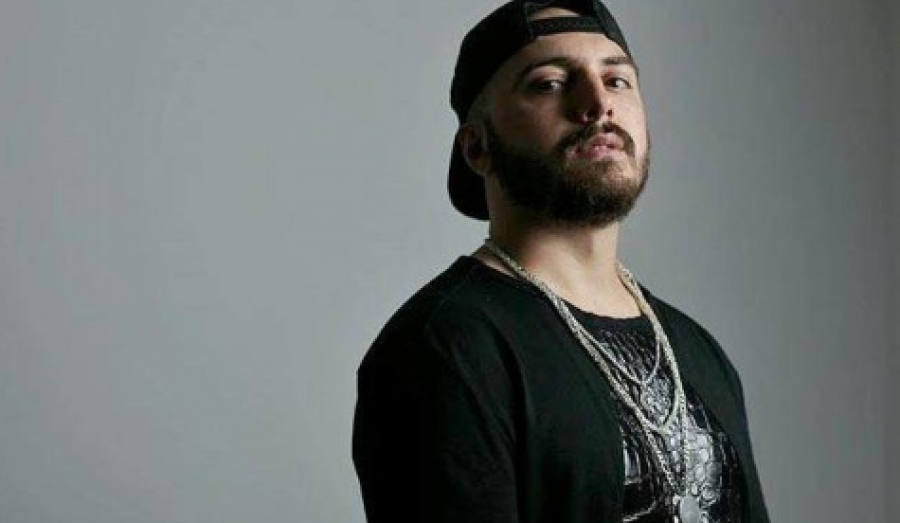 FOTO/ Aksidentohet reperi i njohur, makina e bërë copash