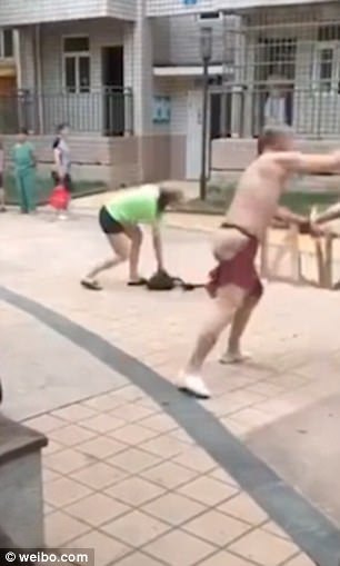 VIDEO/ Gruaja dhe dashnorja e rrahin dhe e zhveshin në mes të rrugës, ja çfarë kishte bërë ai