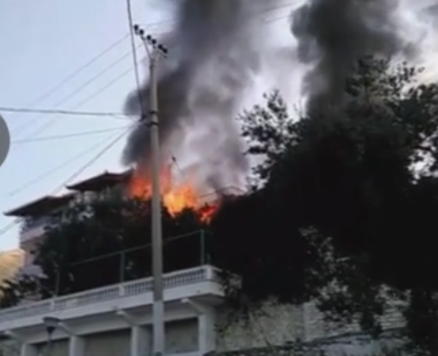 VIDEO/ Sarandë, merr flakë hoteli, zjarrfikësja nuk duket asgjëkundi