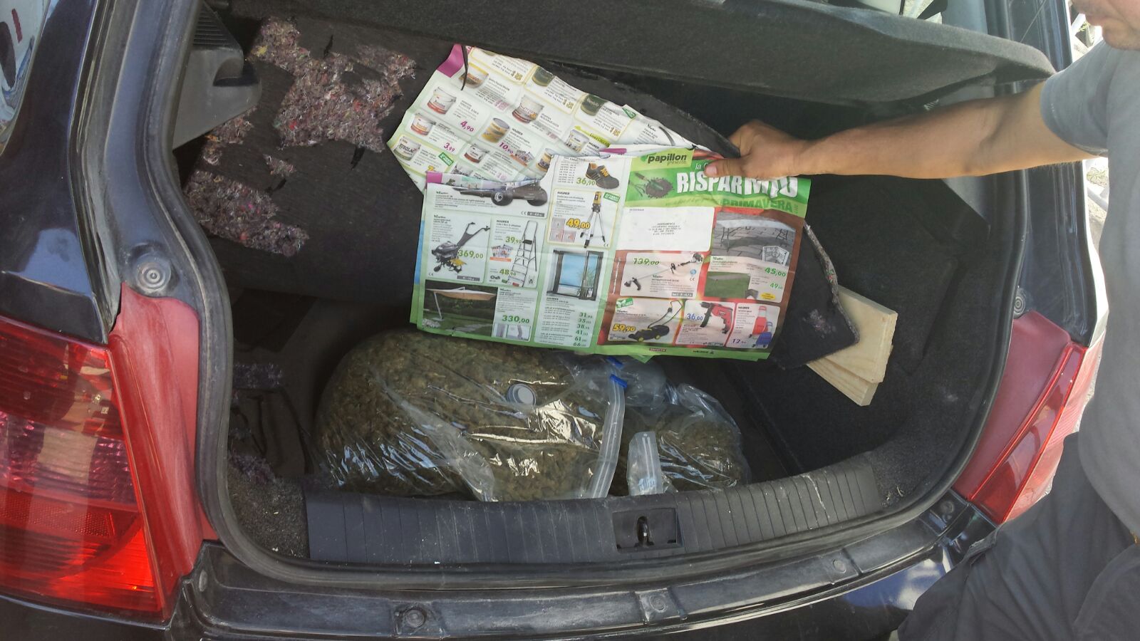 FOTO/ Nga Durrësi në Bari, si u kap italiani me vaj hashashi dhe marijuanë