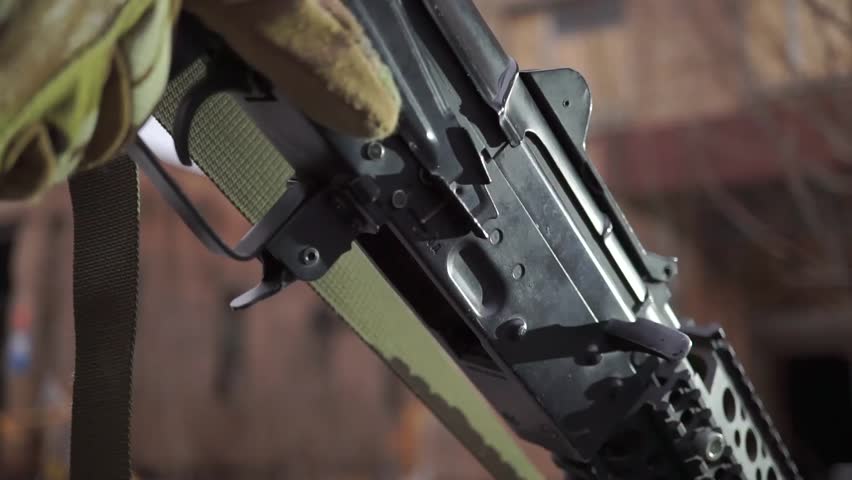 Tushemisht, terrorizohen pushuesit, trimi i fshati me kallashnikov në dorë ndjek një person për ta vrarë