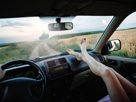 Ju pëlqen të  udhëtoni me këmbët mbi krostotin e makinës, pas të lexoni këtë nuk do ta bëni më