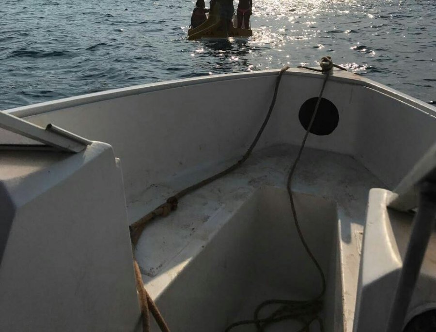 FOTO/ Katër turistë mbetën në mes të detit Jon, ja si I shpëton policia kufitare