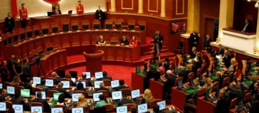 Deputetët “e ikur” ikin me pushime, nuk dorëzojnë kompjuterët dhe laptopët