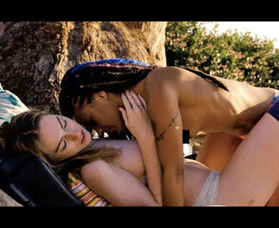 Lesbiket nuk përmbahen më, plasin skenat në publik