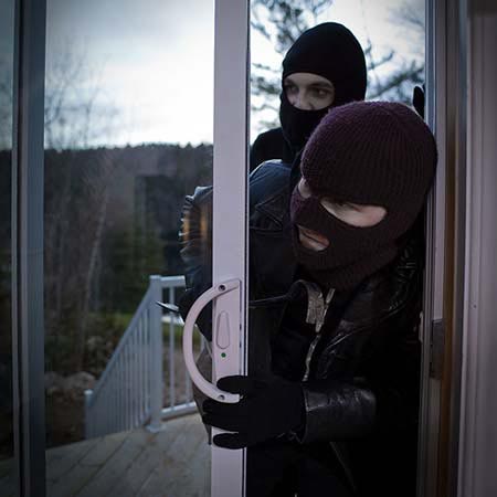 Lezhë, thyejnë xhamat dhe rrëmbejnë kasafortën, kamera e sigurisë filmon gjithçka