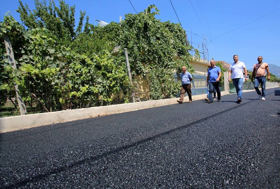 Kamëz, Xhelal Mziu, në krye të detyrës, inspekton punimet në infrastrukturën rrugore