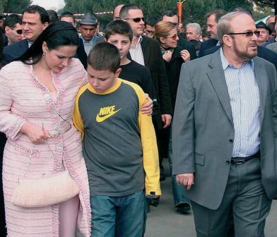 FOTO/ Fatos Nano kthehet në vendlindje, kapet  ”mat” me Xhoanën