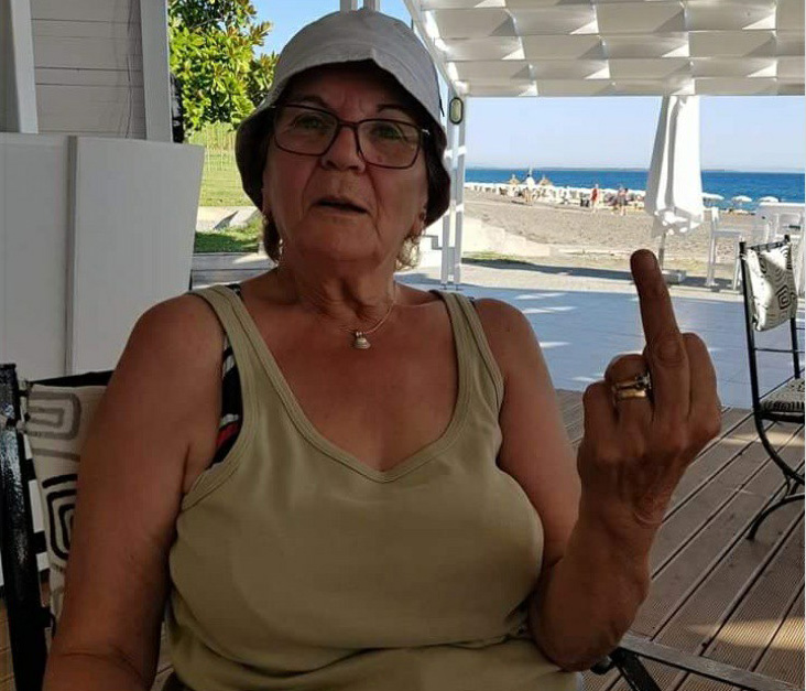 FOTO LAJM/ Komentuesi shan nga nëna deputetin, ja përgjigja epike e nënës së tij