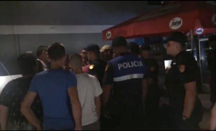 VIDEO/ Dalin pamjet e ndërhyrjes së policisë në lokalin ku këndonte Frederik Ndoci