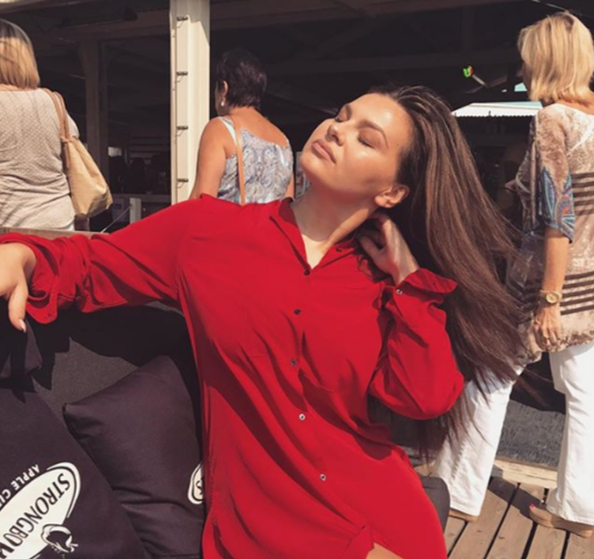 FOTO/ Njihuni me mbesën seksi të motrave Vjollca