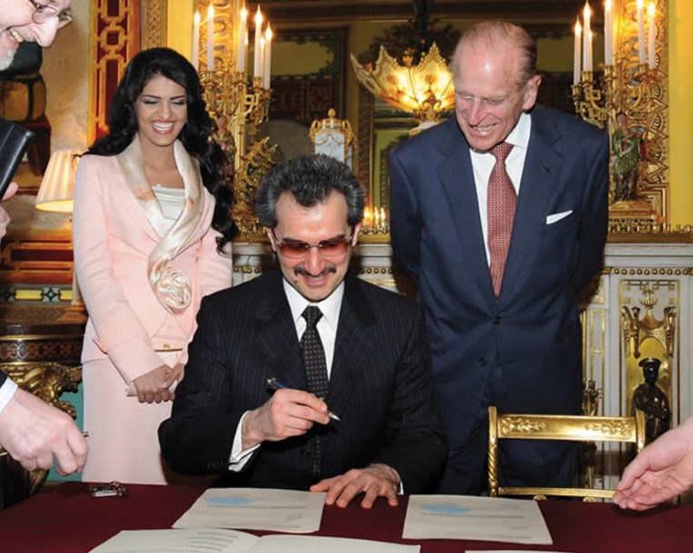 FOTO/ Kush është sheiku që me jahtin e tij luksoz mbërriti sot në Tiranë