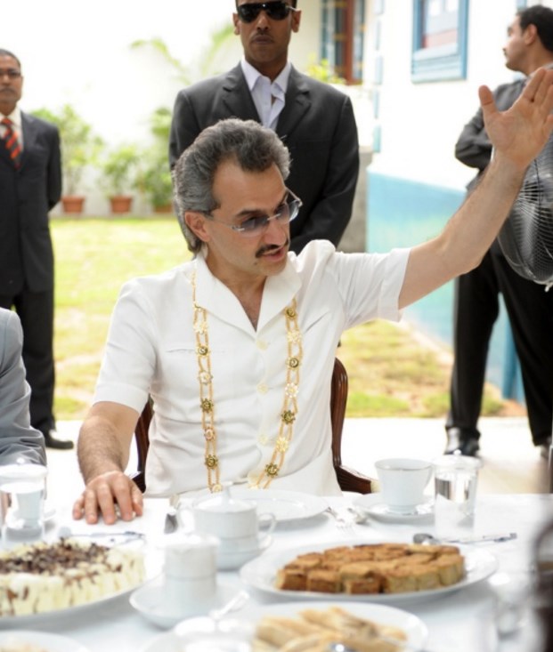 FOTO/ Kush është sheiku që me jahtin e tij luksoz mbërriti sot në Tiranë