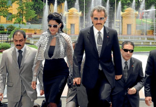 FOTO/ Kush është sheiku që me jahtin e tij luksoz mbërriti sot në Tiranë