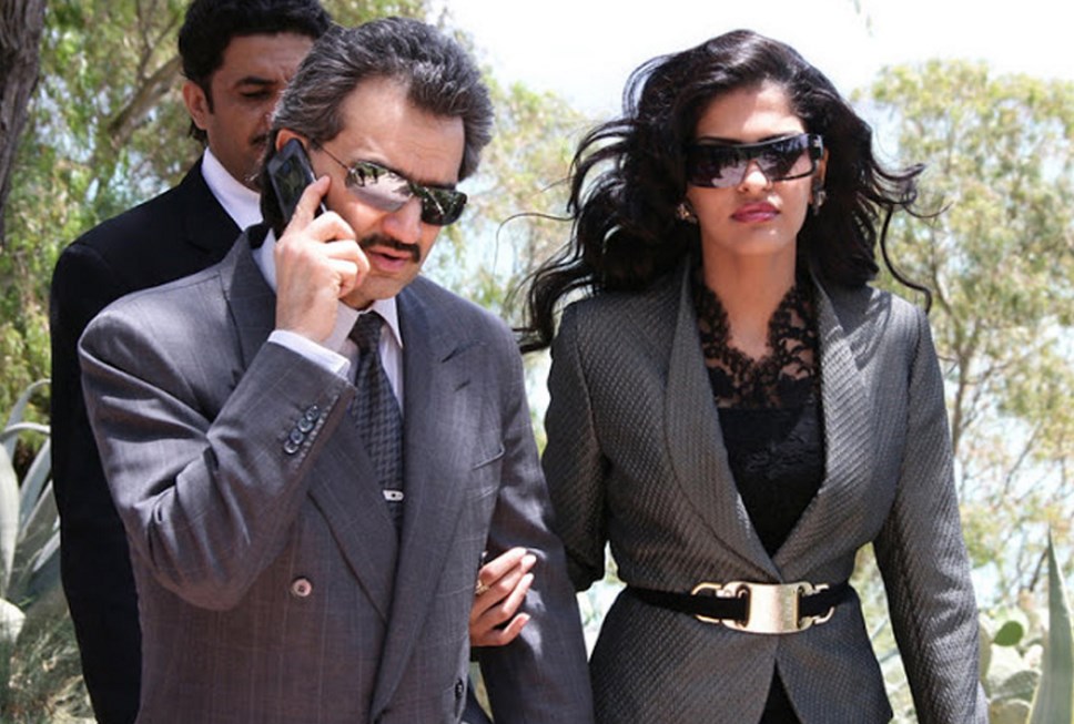 FOTO/ Kush është sheiku që me jahtin e tij luksoz mbërriti sot në Tiranë