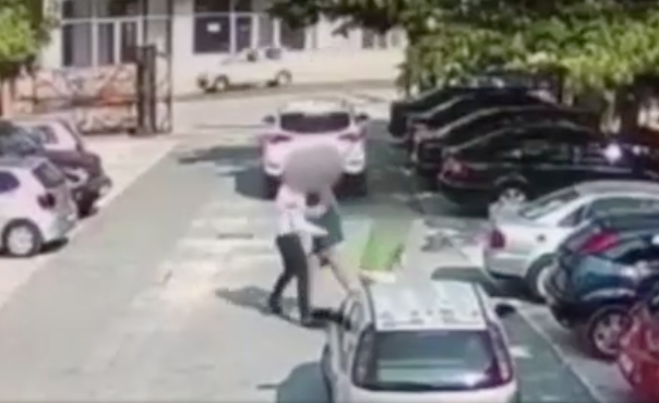 VIDEO/ Sherr mes kryeinspektorit dhe vartësit të tij në mes të Vlorës