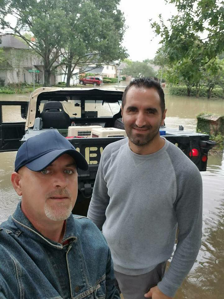 SPECIALE & FOTO GALERI/ Njihuni me Heronjtë shqiptarë që po shpëtojnë qindra amerikanë nga vërshimet në Houston Teksas