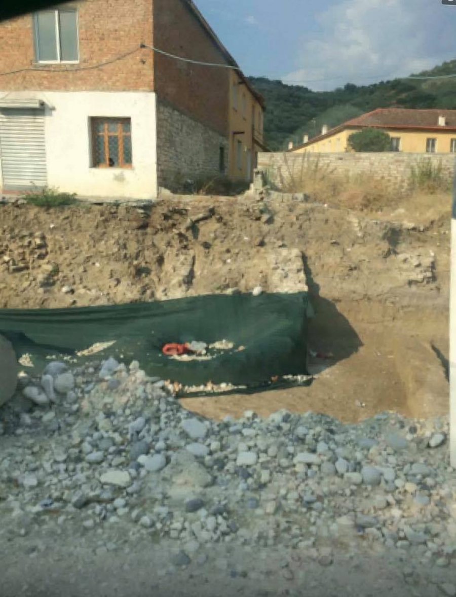 FOTOSKADAL/ “Gjetjet arkeologjike i varros betoni”, ja çfarë po ndodh në Tepelenë