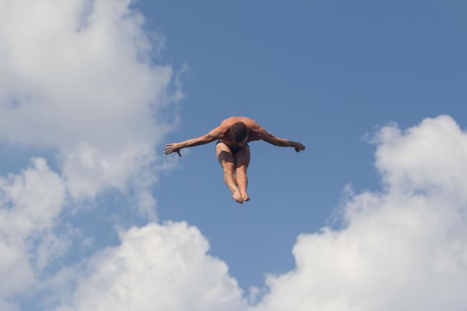 Durrës, hidhet nga trampolina, pushuesi kosovar përfundon i dëmtuar në spital