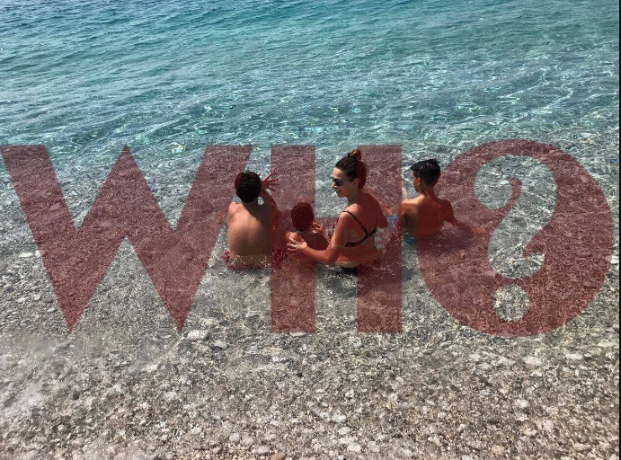 FOTO/ Valbona Selimllari shfaqet e mrekullueshme për pushime në jug bashkë me tre fëmijët