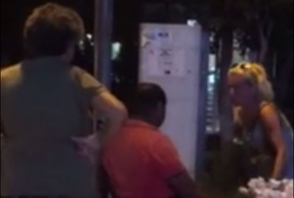 VIDEO/ I ngacmonte vajzën me anë të telefonit, gruaja bën sherr në mes të  Vlorës