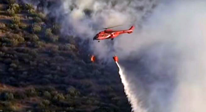 Vlorë, avioni grek nis betejën me flakët në Dukat