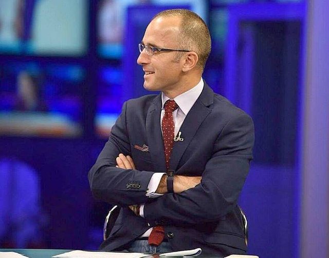 Rrihet me grushte me regjisorin, gazetari largohet me shenja nga “Abc news”